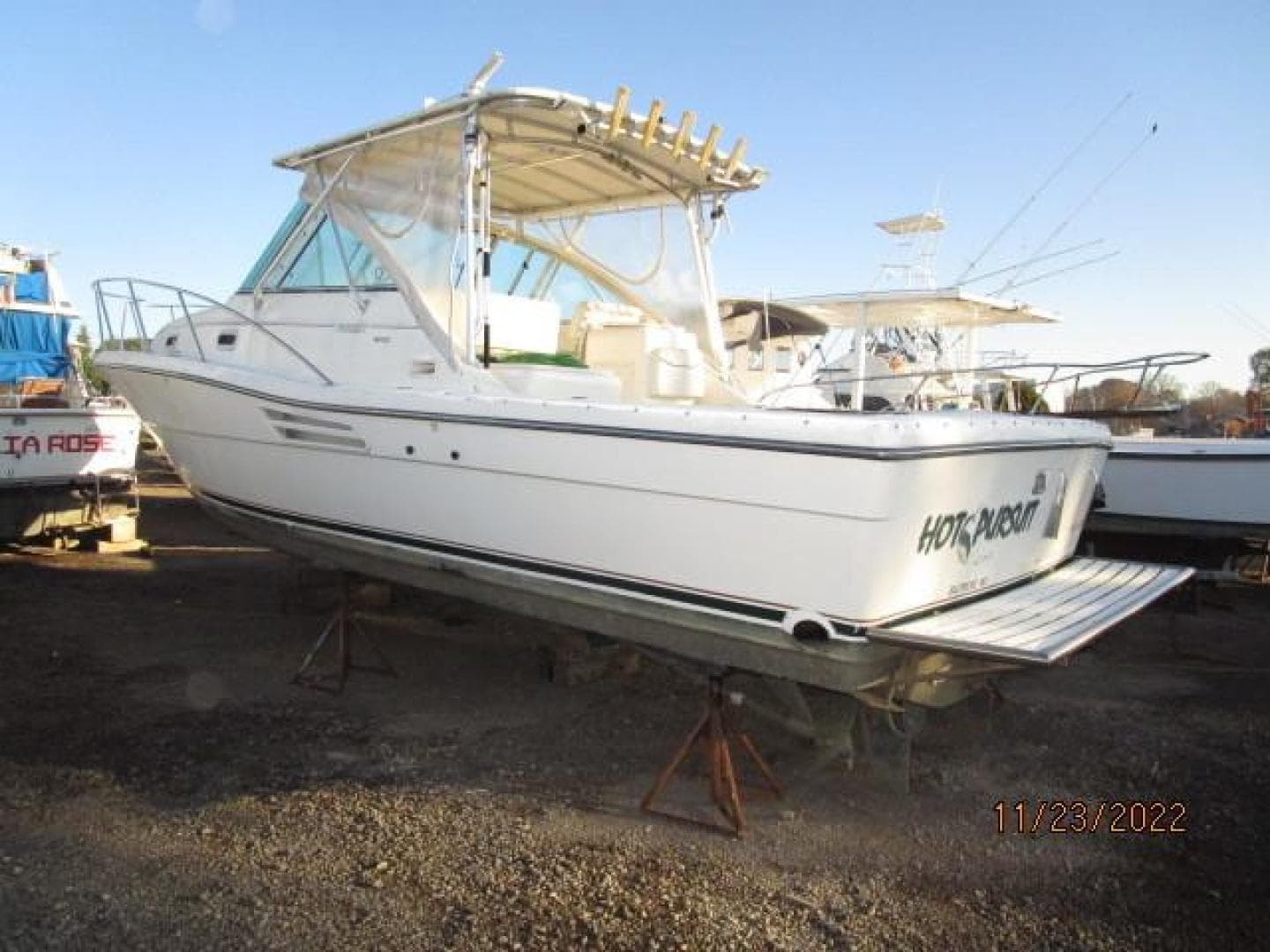 30' Pursuit port aft profile