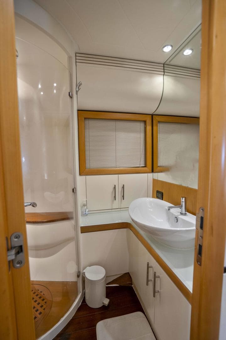 2005 Pershing 76 Motor Yacht - Denise - Forward VIP Stateroom Head