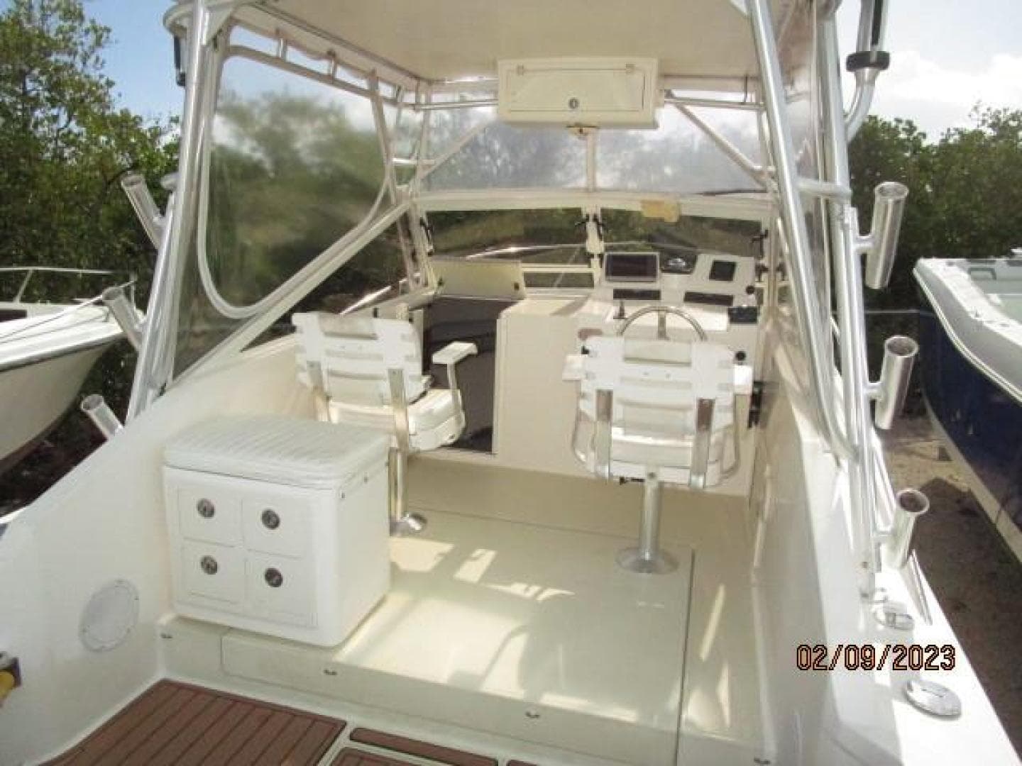 25' Carolina Classic cockpit forward