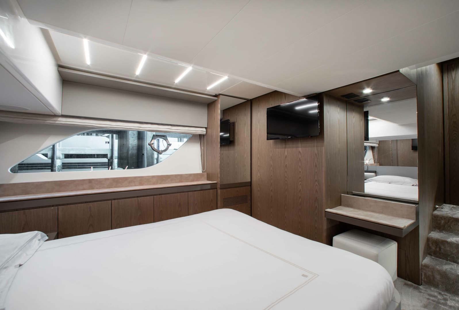 2022 Ferretti Yachts 550