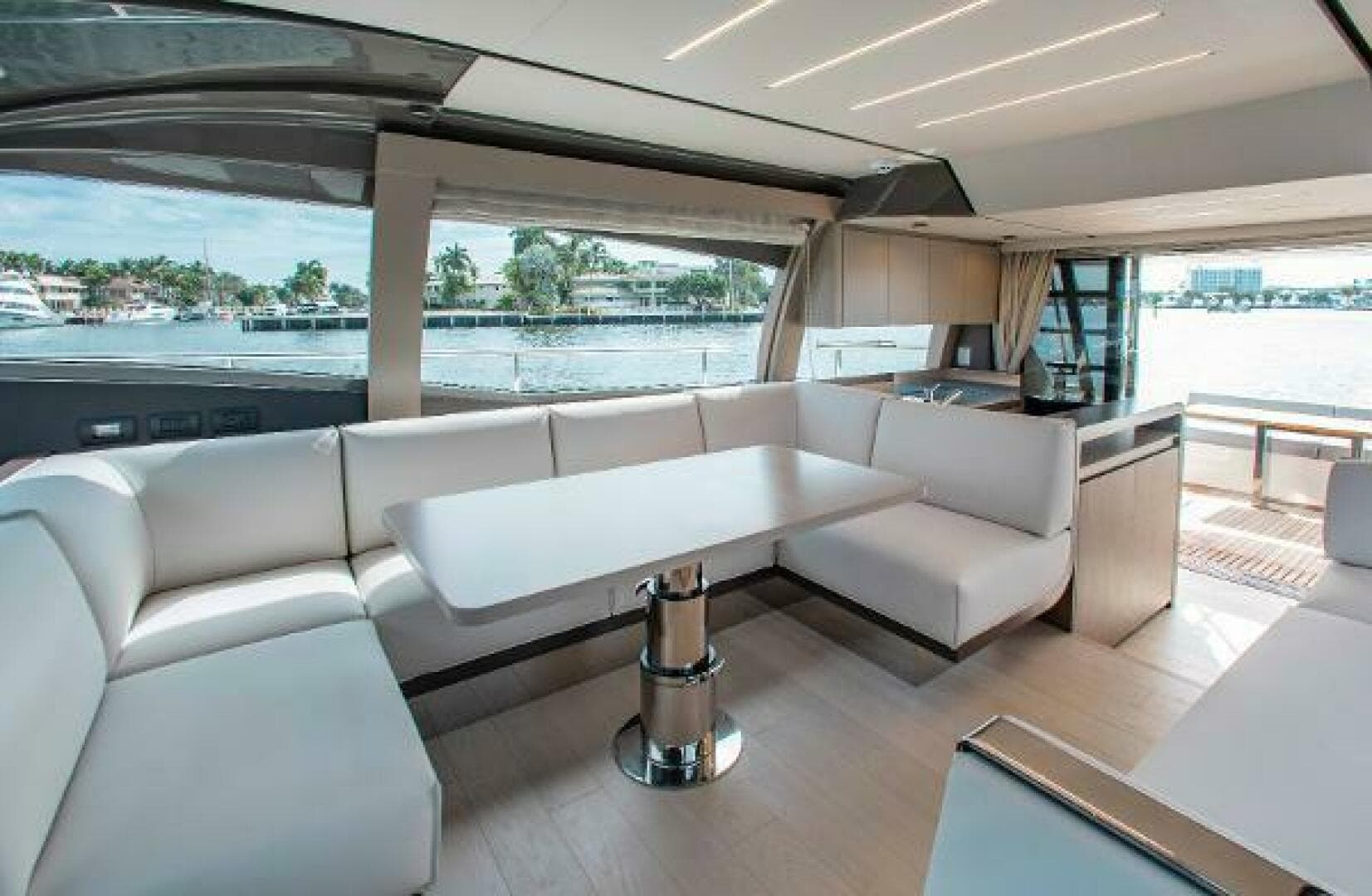 2022 Ferretti Yachts 550