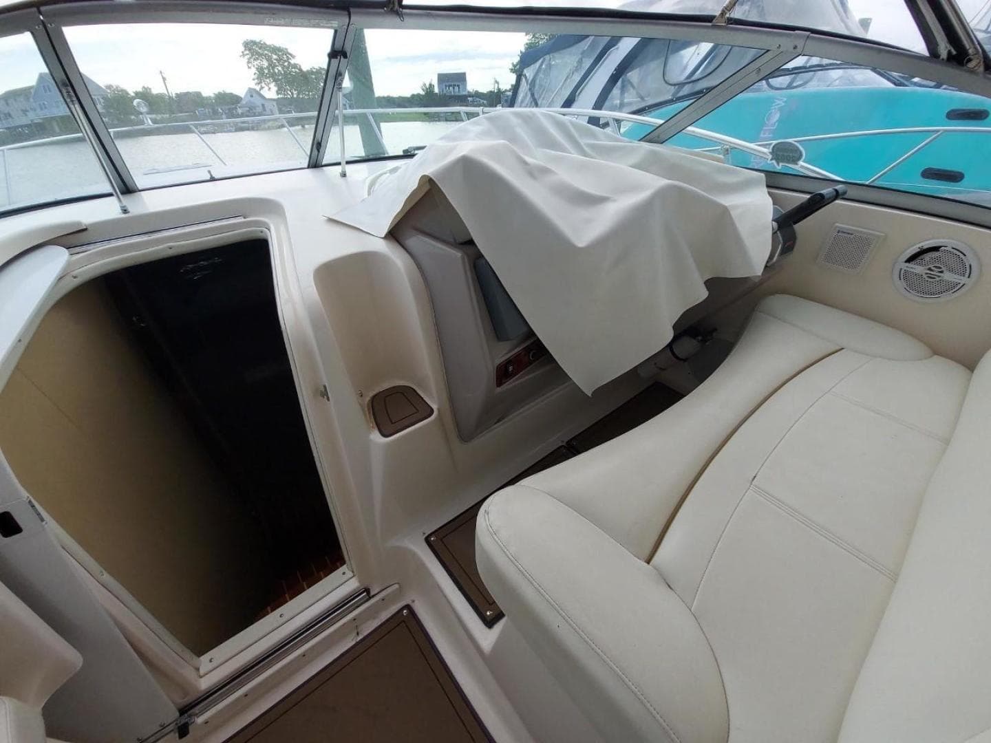 2004 Rinker 342 Fiesta Vee