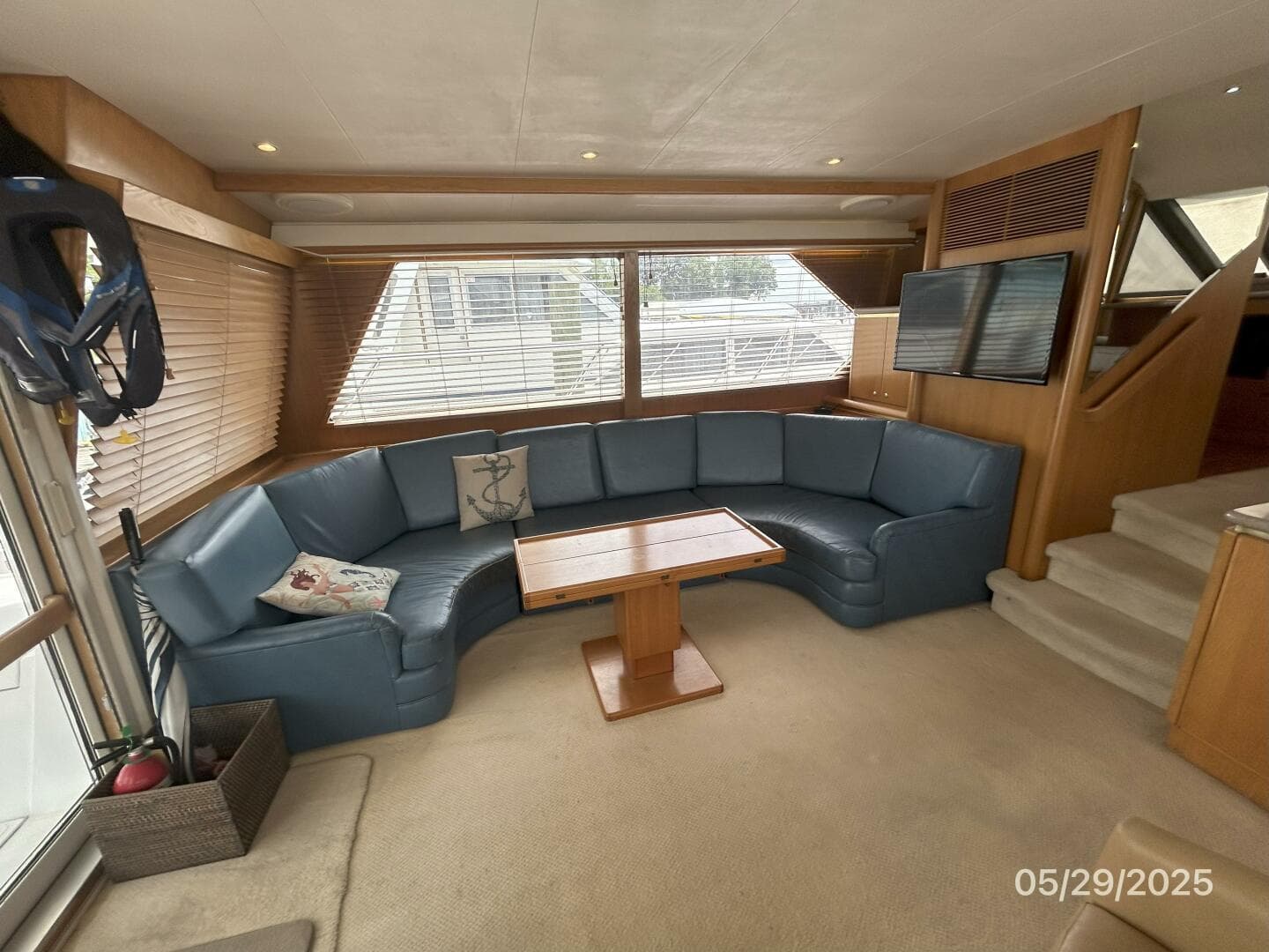 58' West Bay salon port