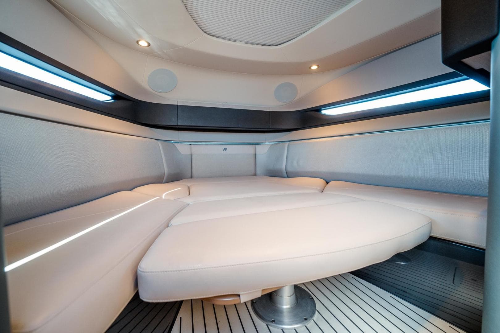 2022 Princess R Class 35