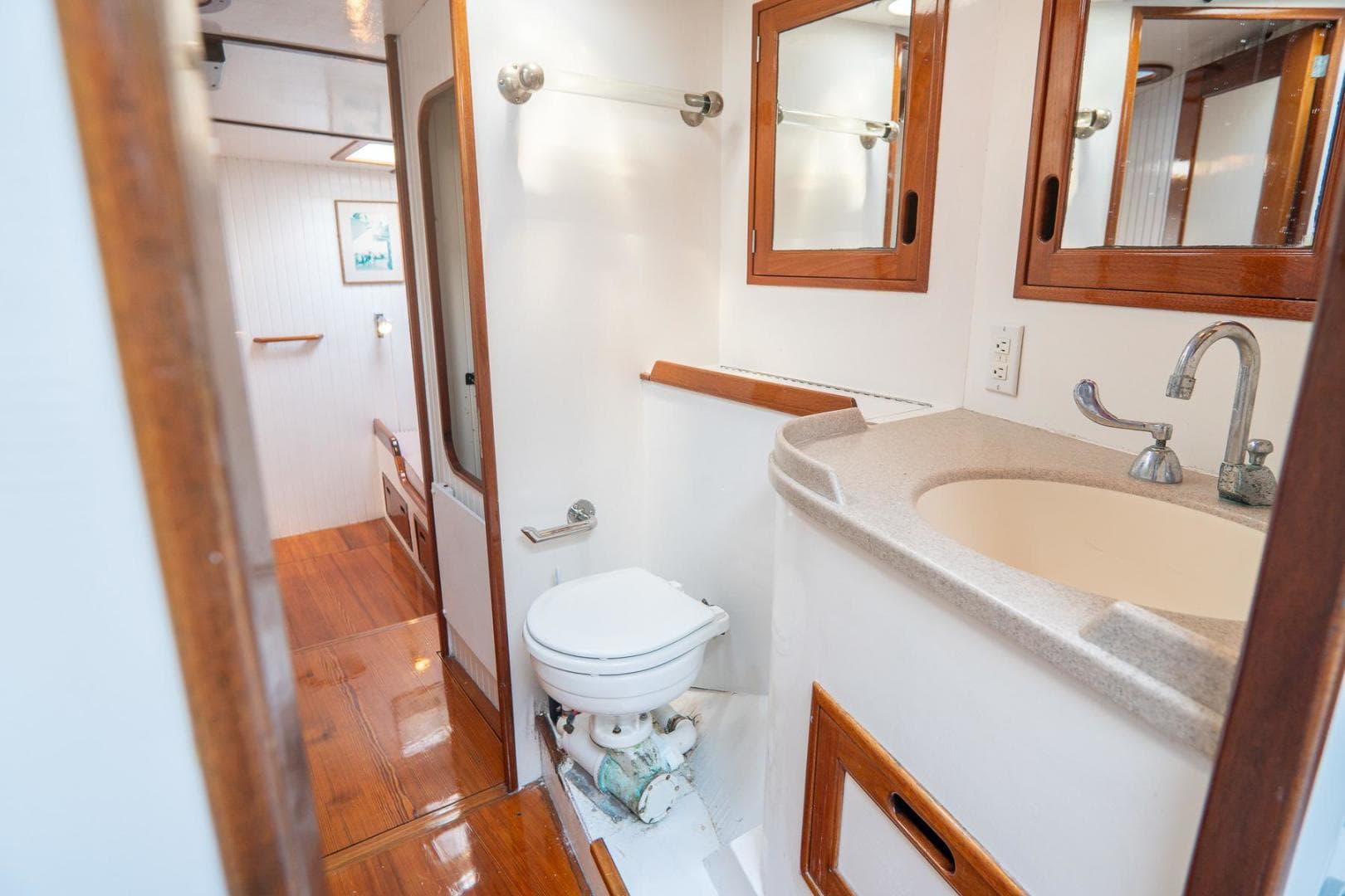 Day Head/Starboard Guests Stateroom Head