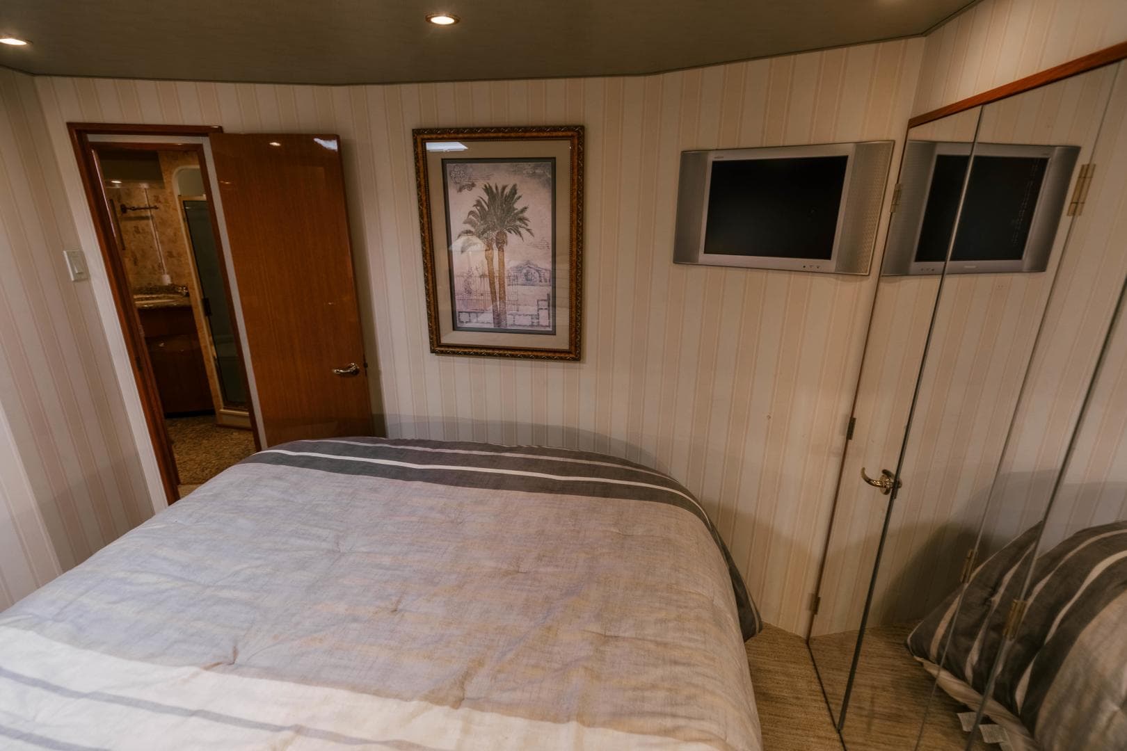 2003 Viking 56 Convertible - SECTACULAR BID