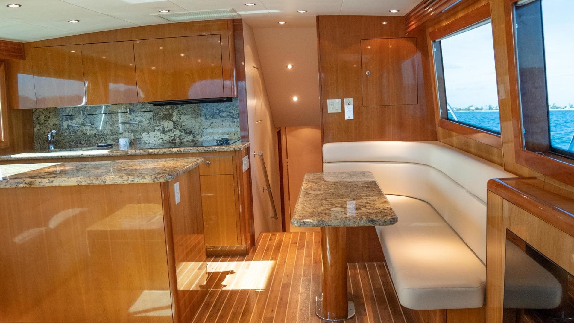 2005 Hatteras 60 Convertible