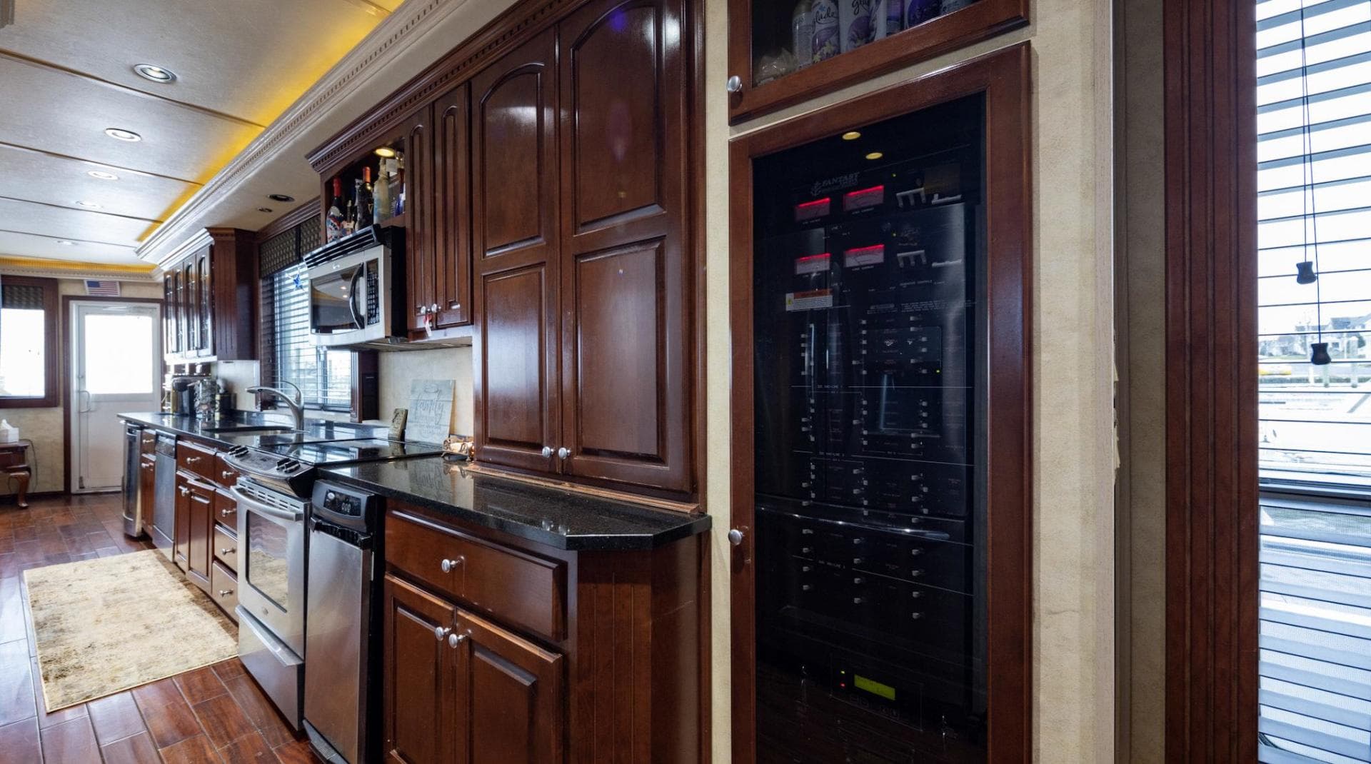 2008 Fantasy 82 Coastal Yacht