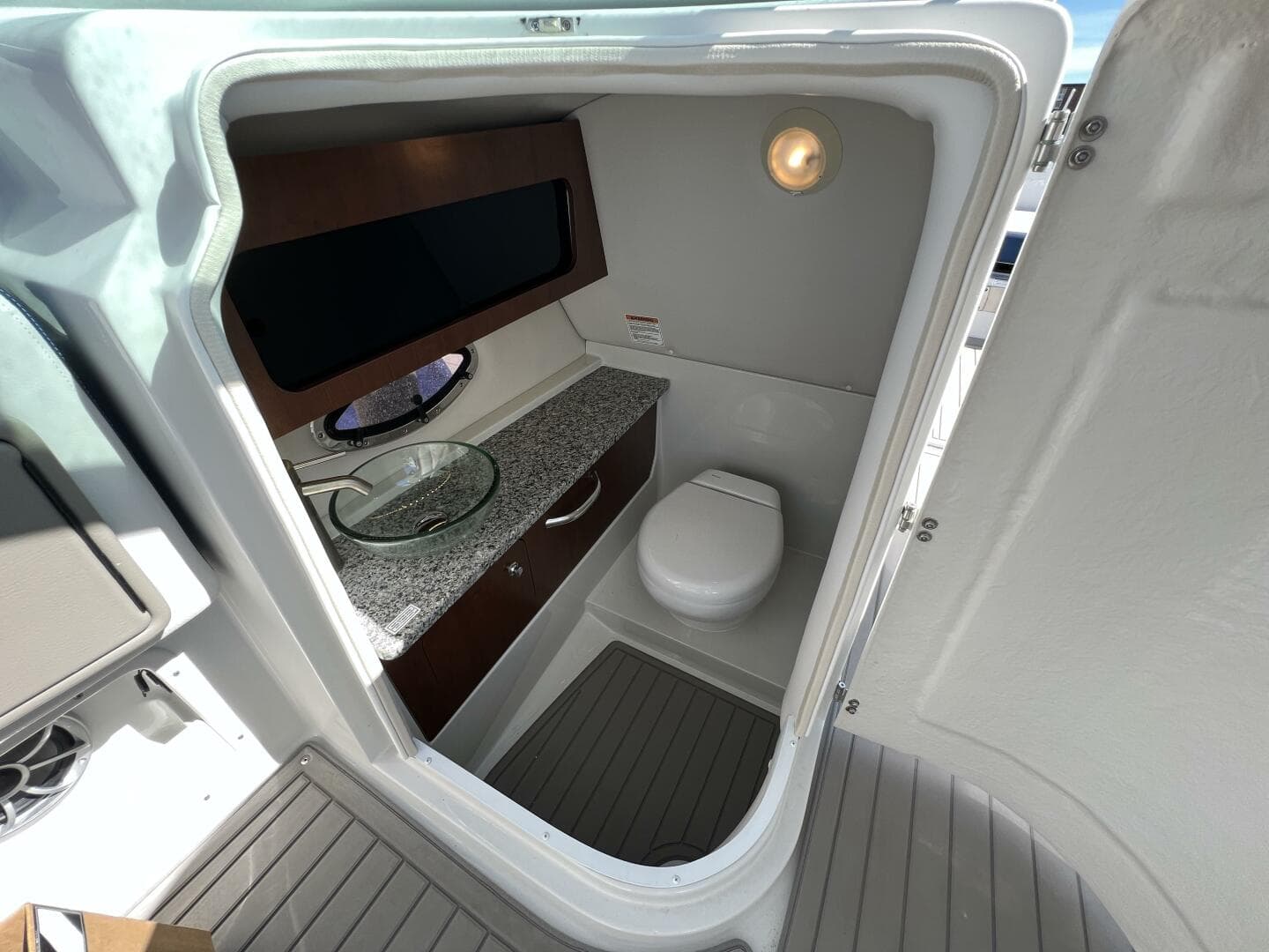 2022 Crownline E305 XS