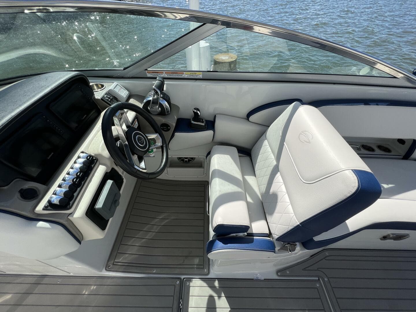 2022 Crownline E305 XS