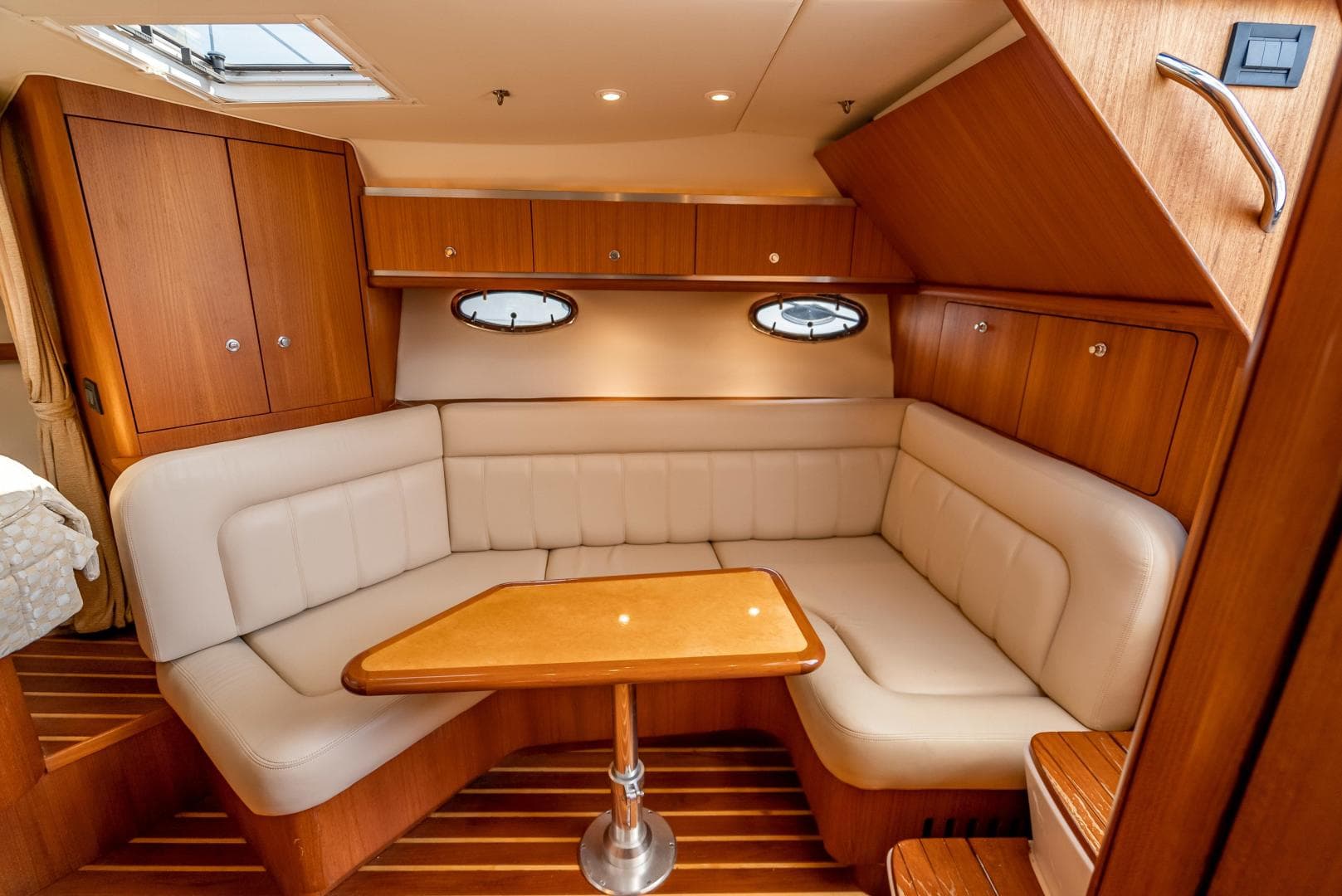 2004 Tiara Yachts 