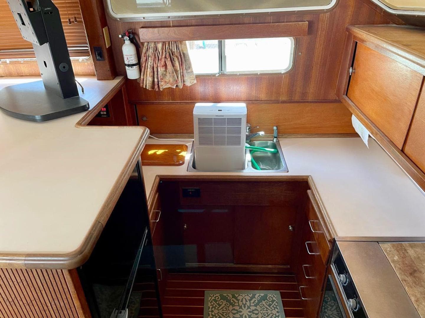 1989 Tollycraft 44 Cockpit Motor Yacht