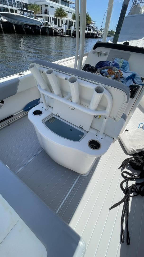 2016 Robalo R242