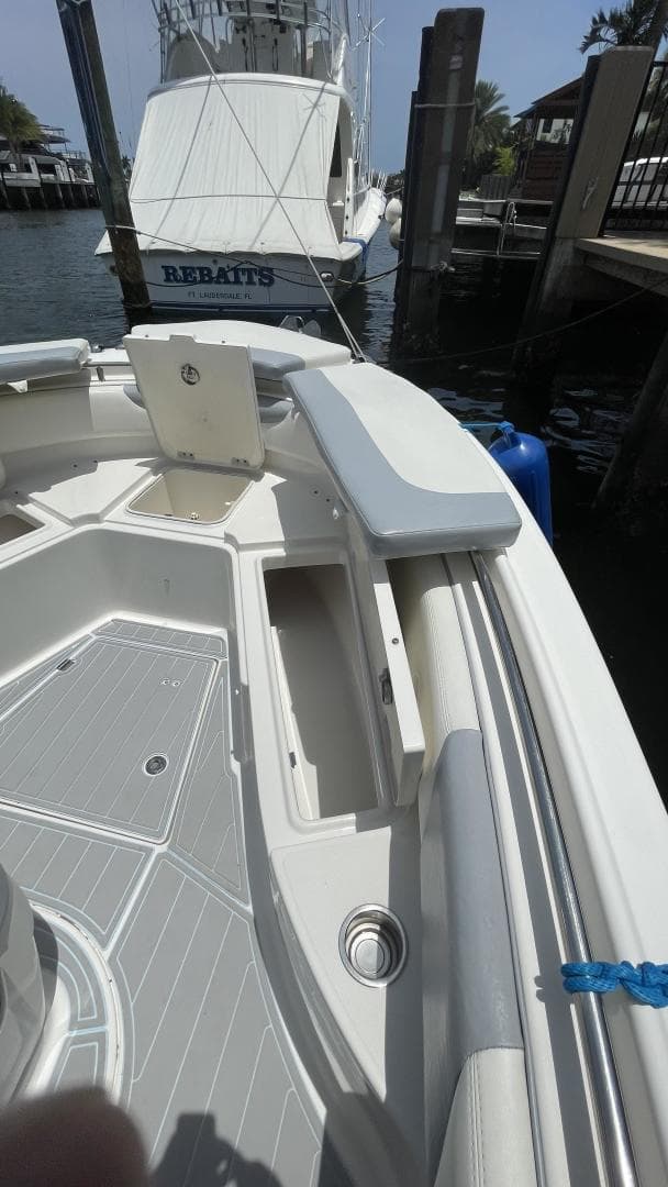 2016 Robalo R242