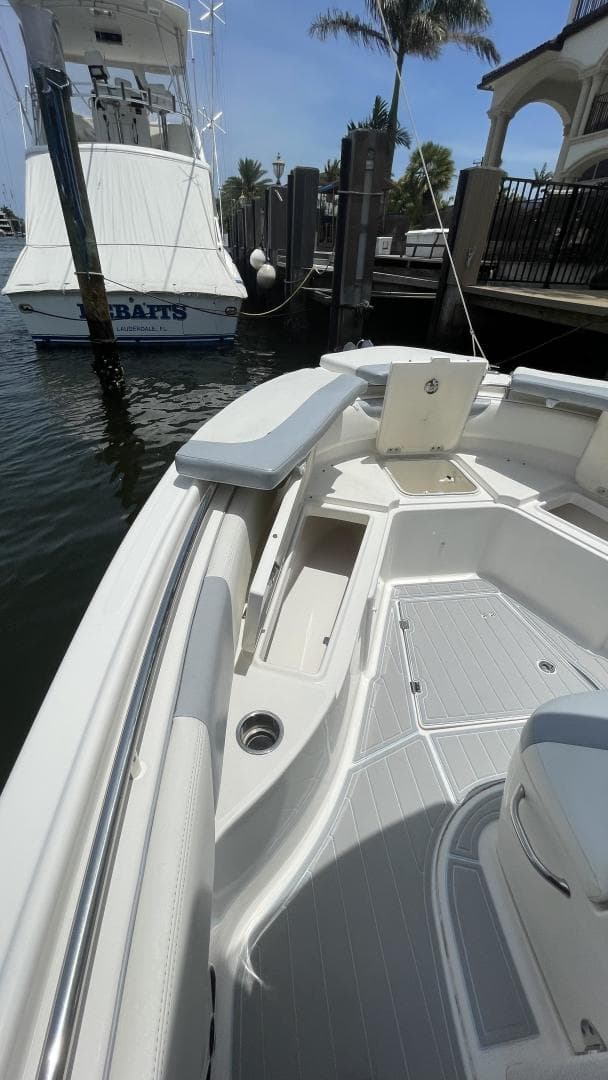 2016 Robalo R242