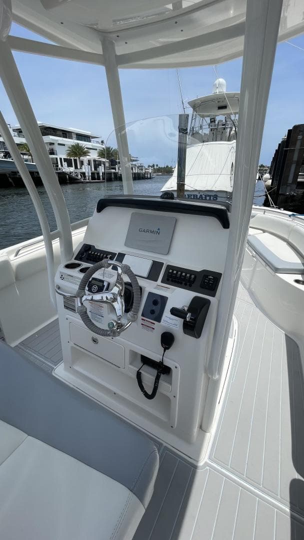 2016 Robalo R242