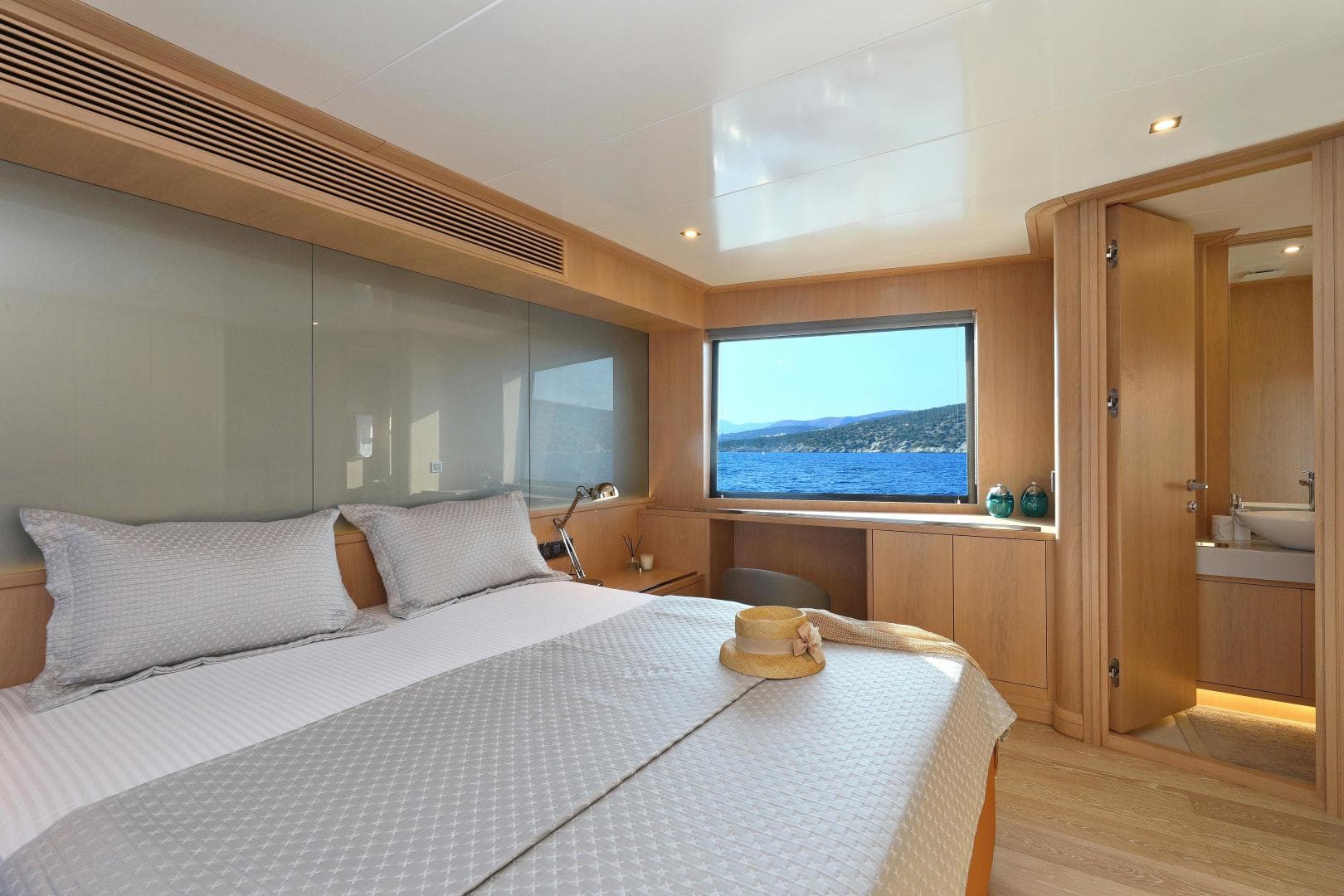 2024 Aegean Yacht Explorer M26