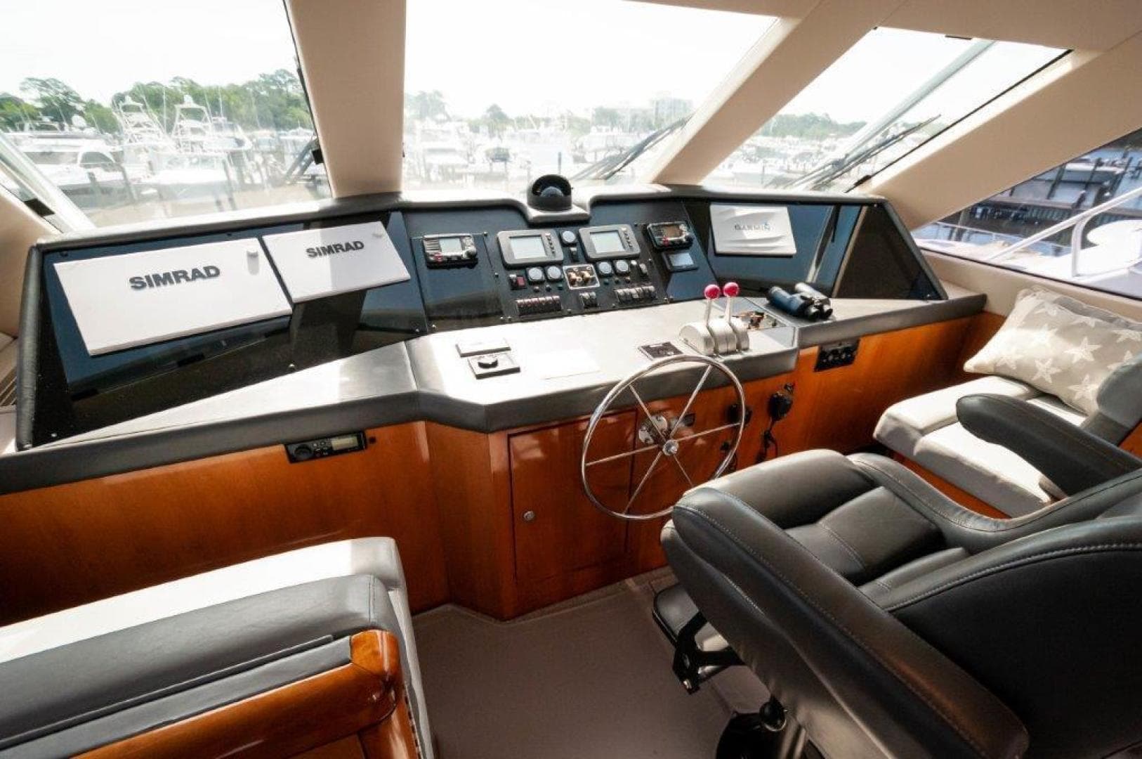 2002 65 Hatteras Convertible Moontan Flybridge (3)