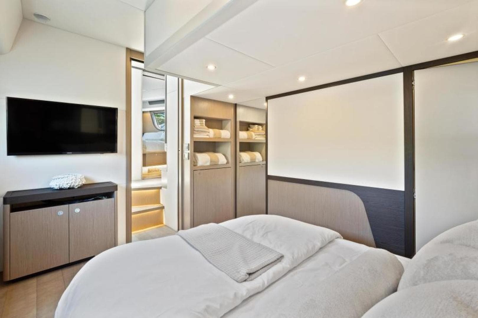 2022 Absolute 48 Coupe