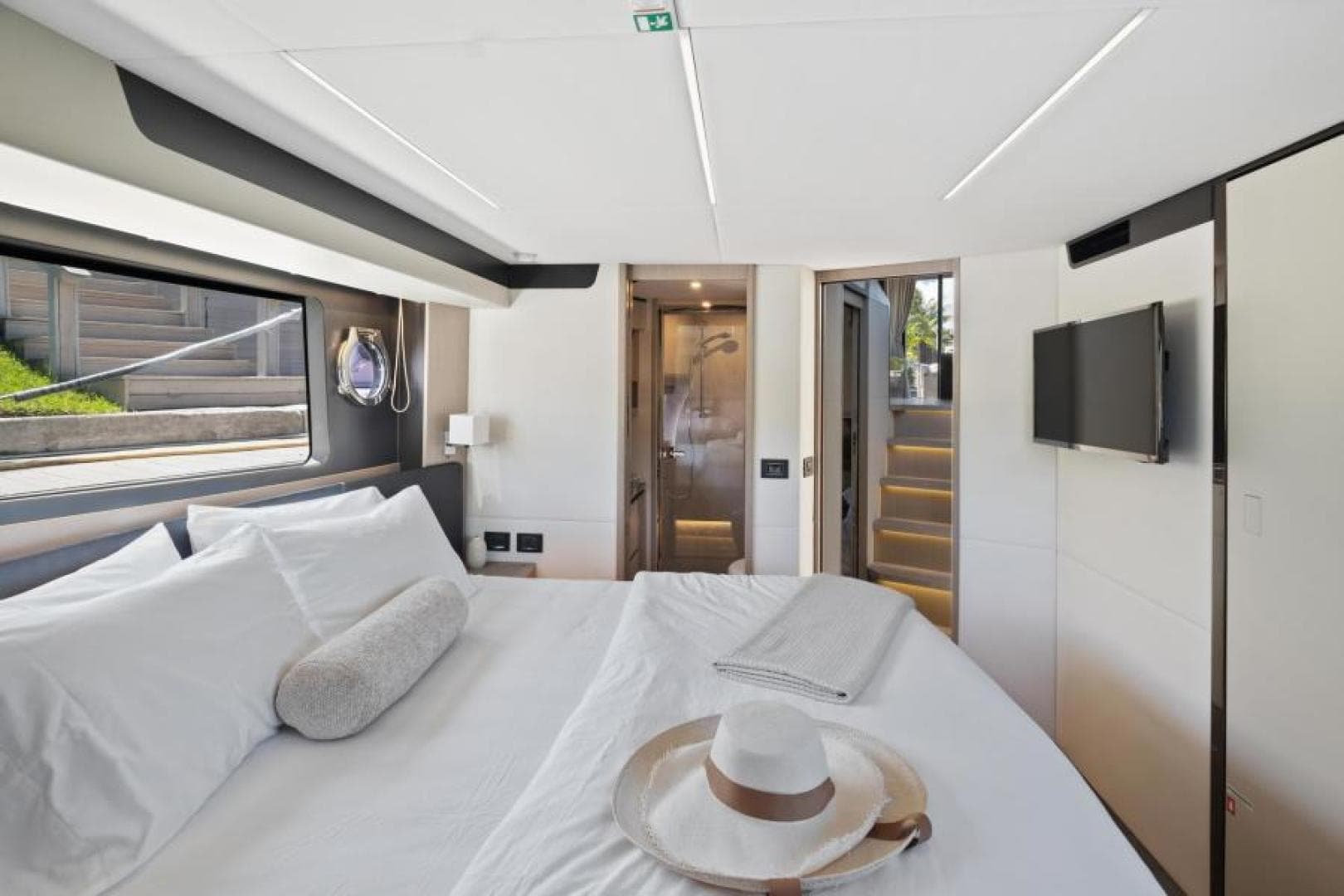 2022 Absolute 48 Coupe