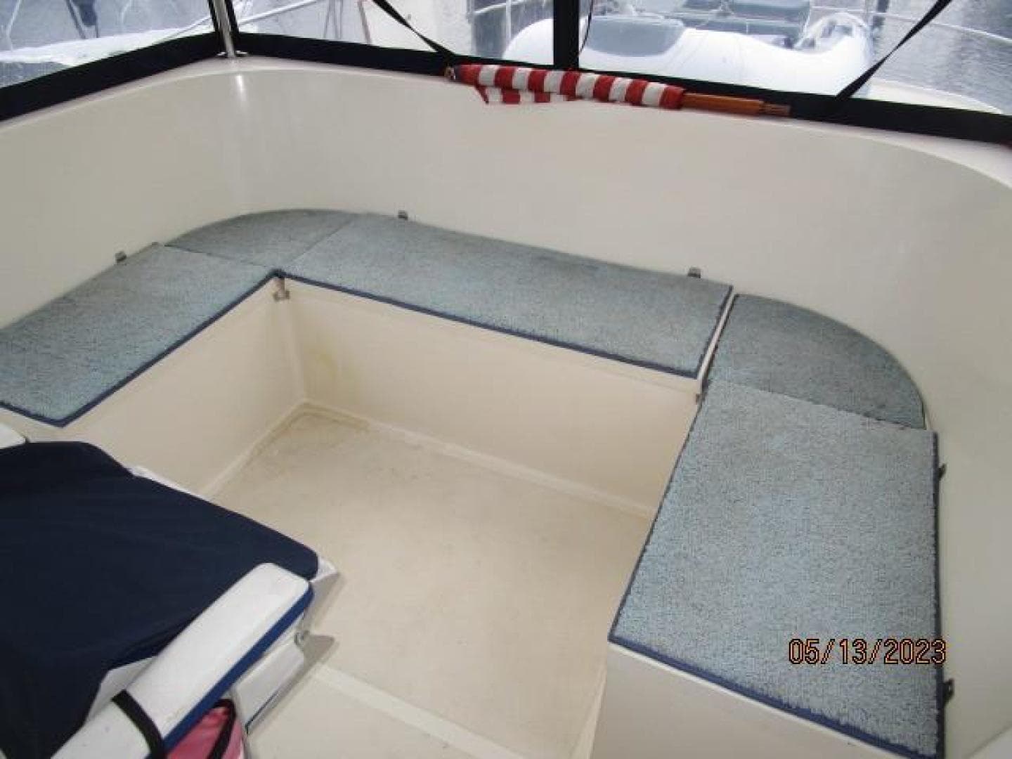36' Kadey-Krogen flybridge seating