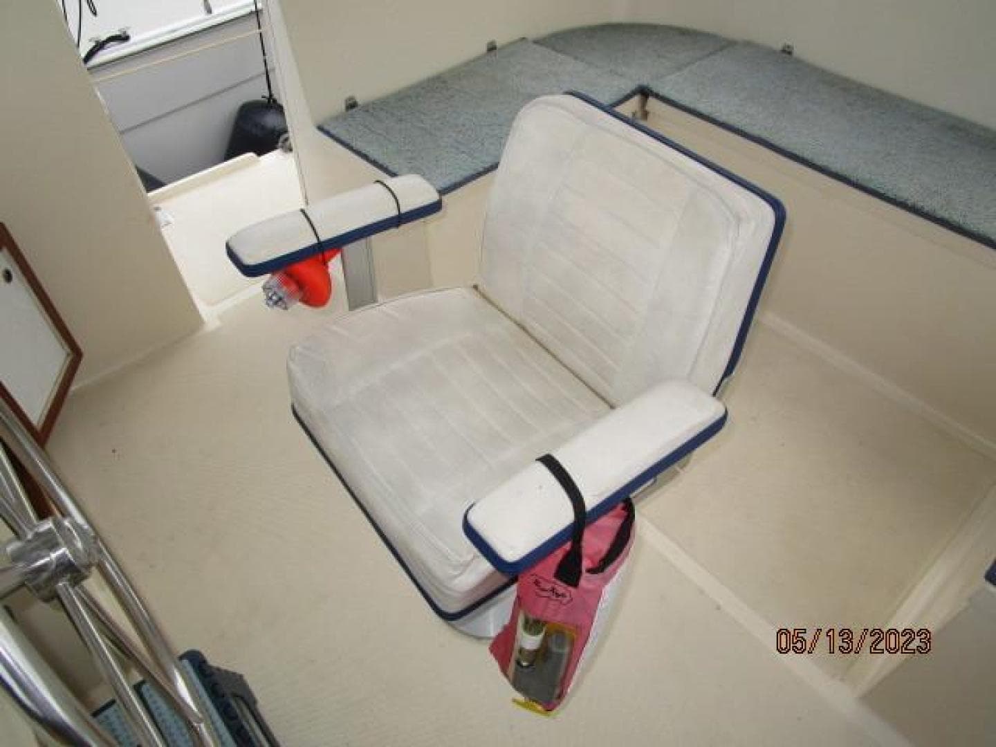 36' Kadey-Krogen flybridge helmseat