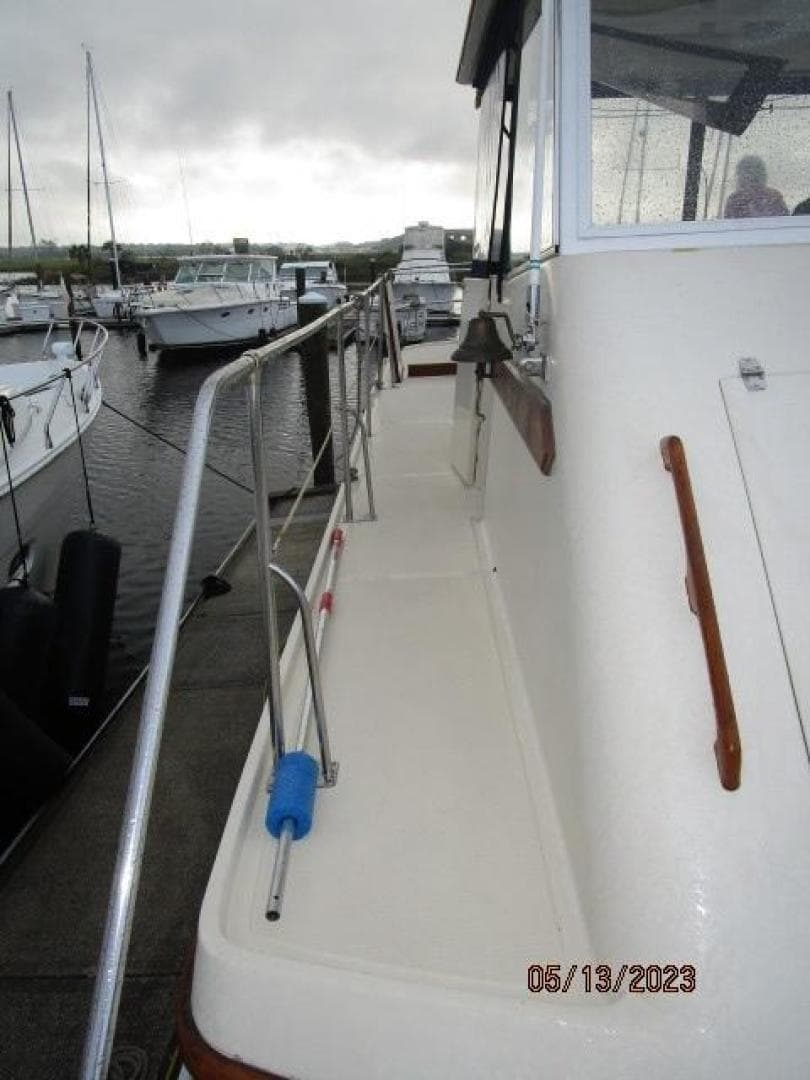 36' Kadey Krogen starboard side deck1