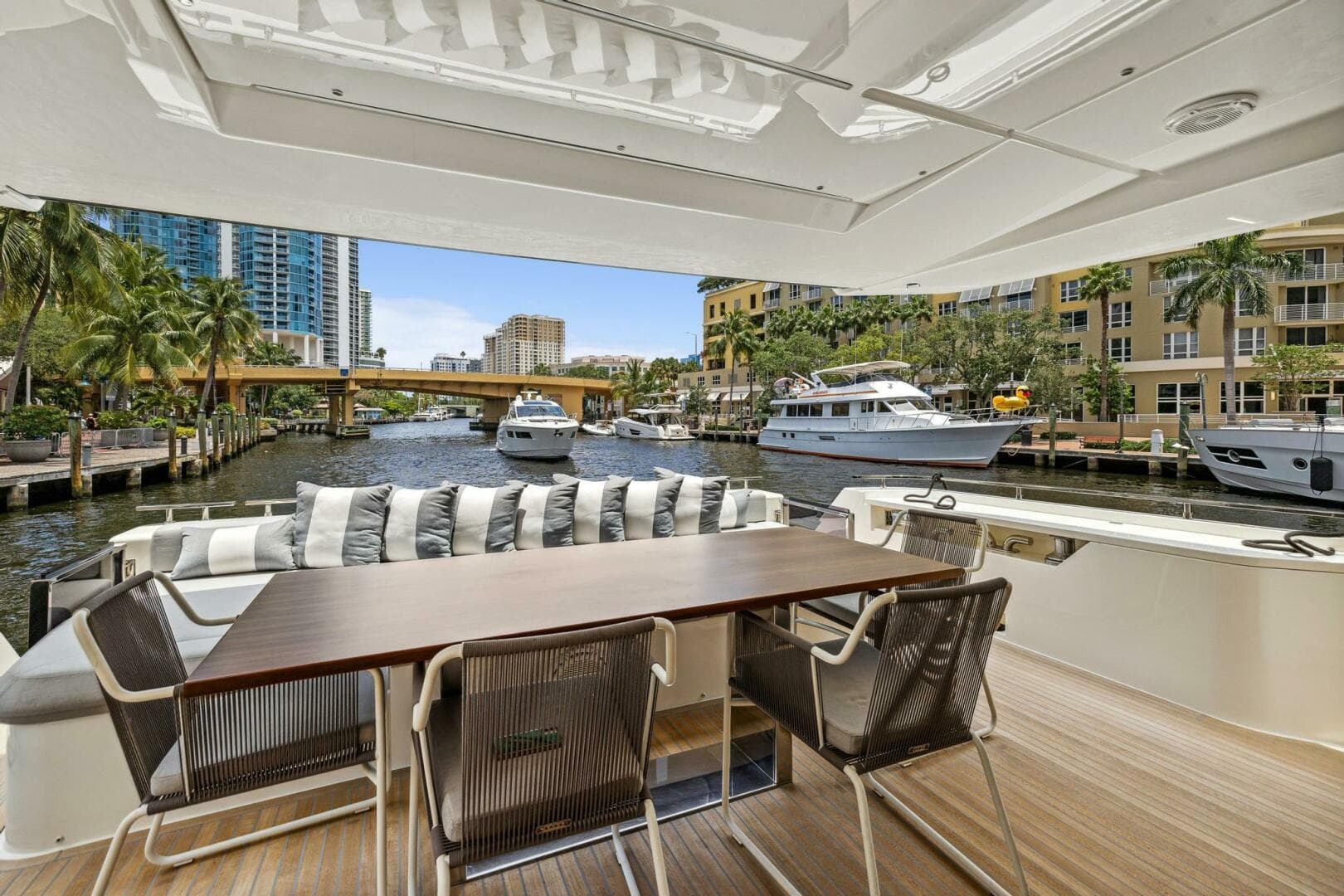 2021 Ferretti Yachts 850