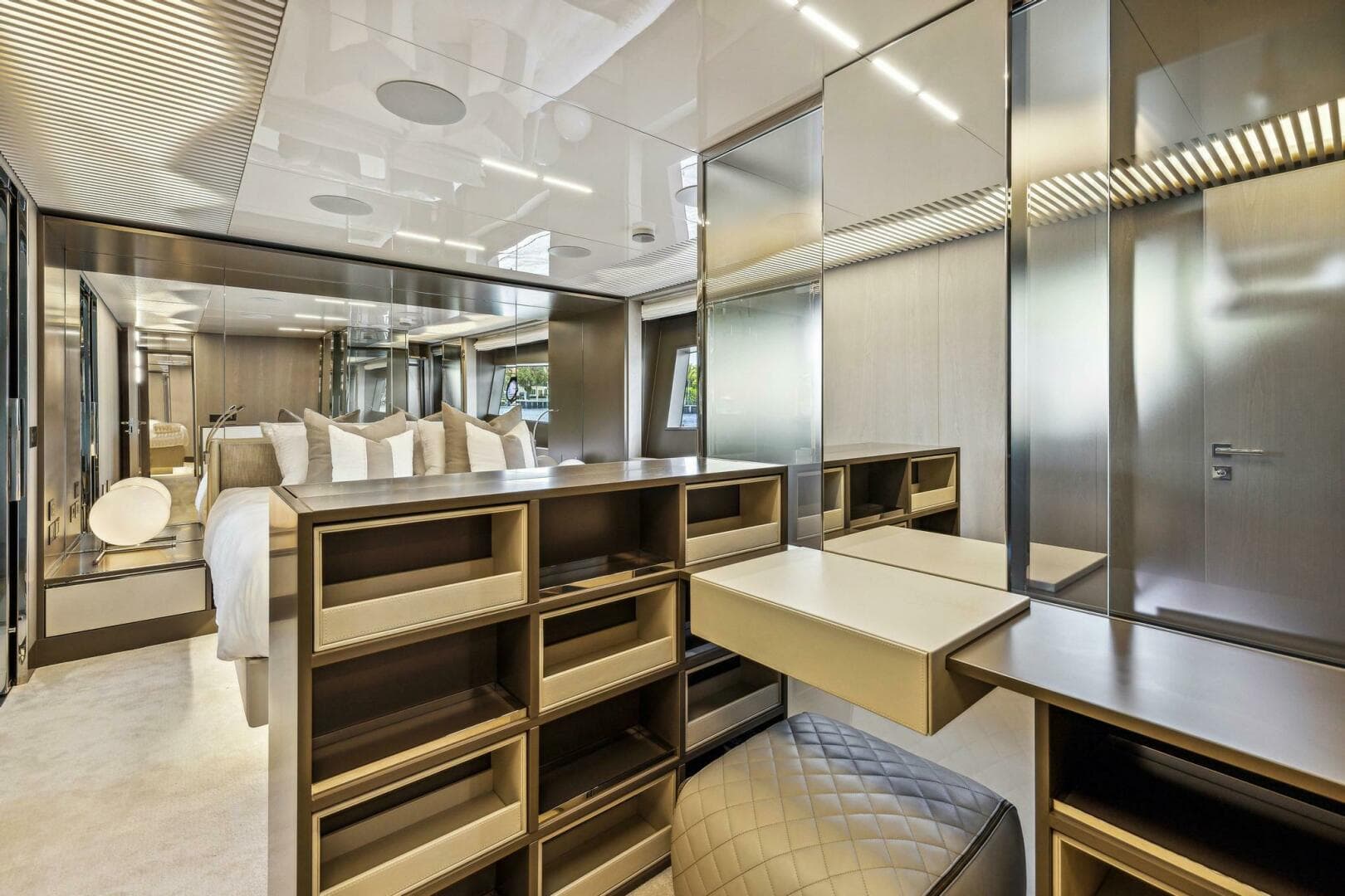 2021 Ferretti Yachts 850