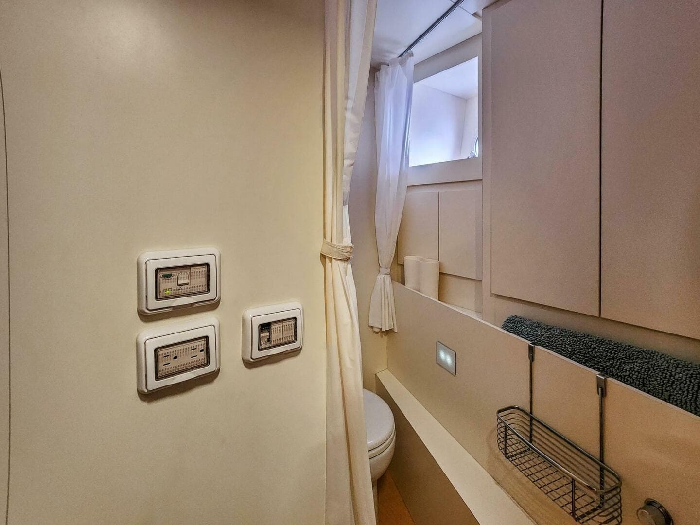 2021 Ferretti Yachts 850