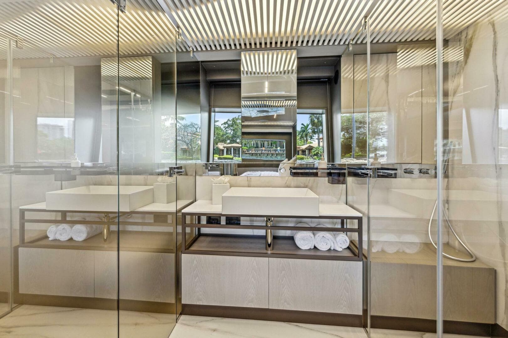 2021 Ferretti Yachts 850