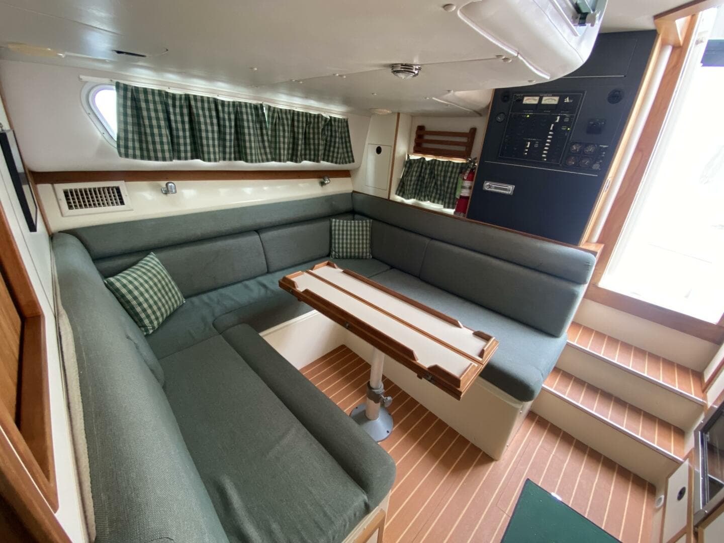 2001 Albin 32 + 2 Command Bridge