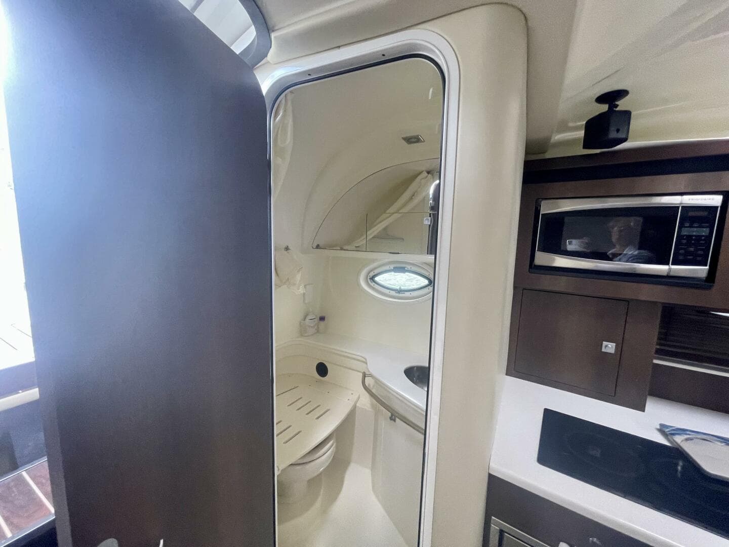 2016 Monterey 335 Sport Yacht