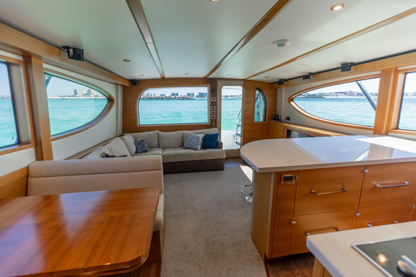 2016 Hatteras GT60  KNOT ON CALL  Salon 4