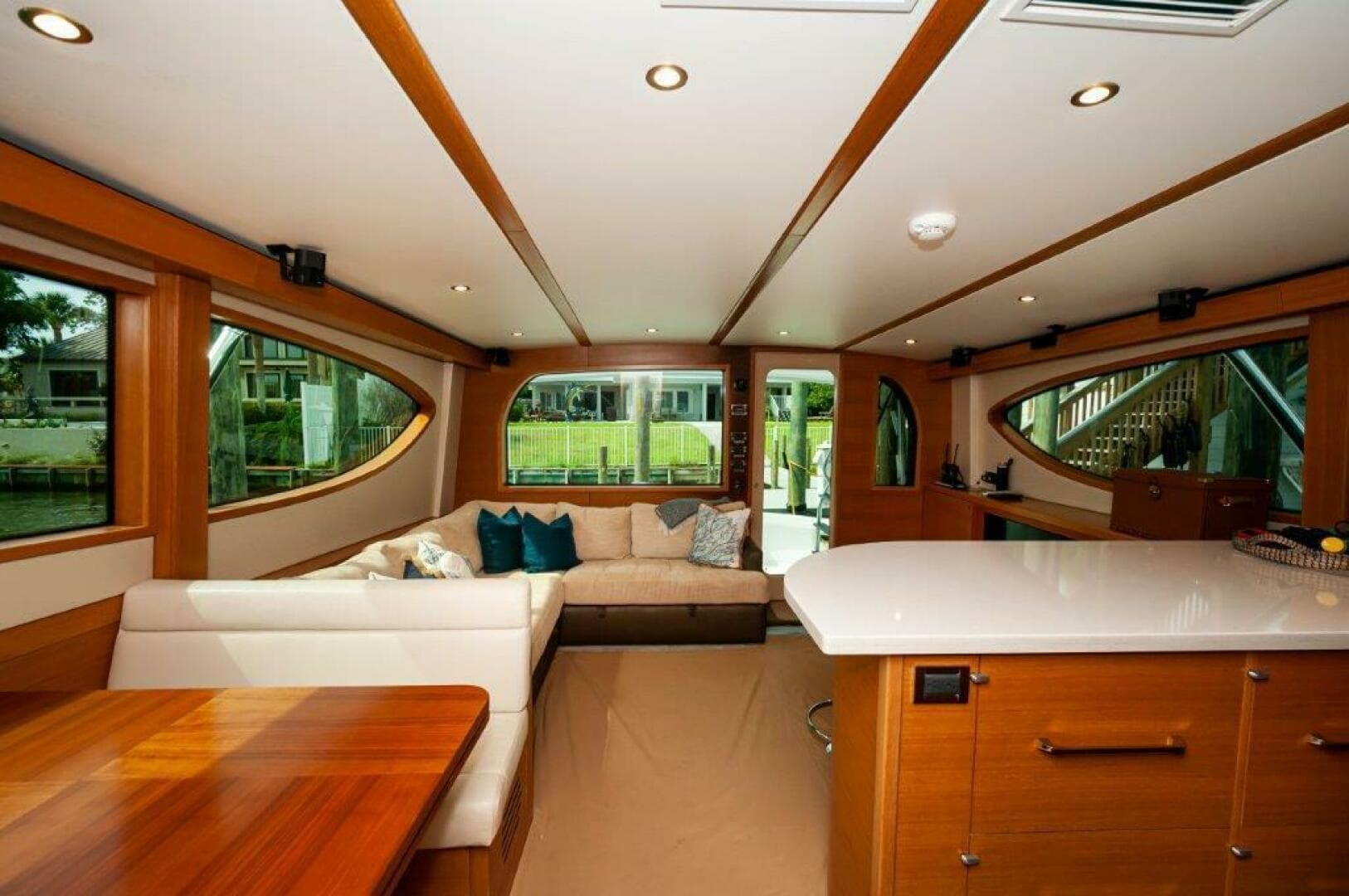 2016 Hatteras GT60  KNOT ON CALL  Salon