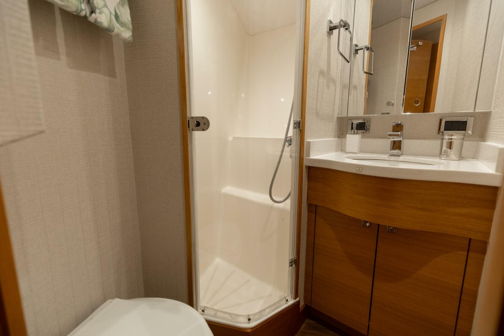 2016 Hatteras GT60  KNOT ON CALL  VIP Head