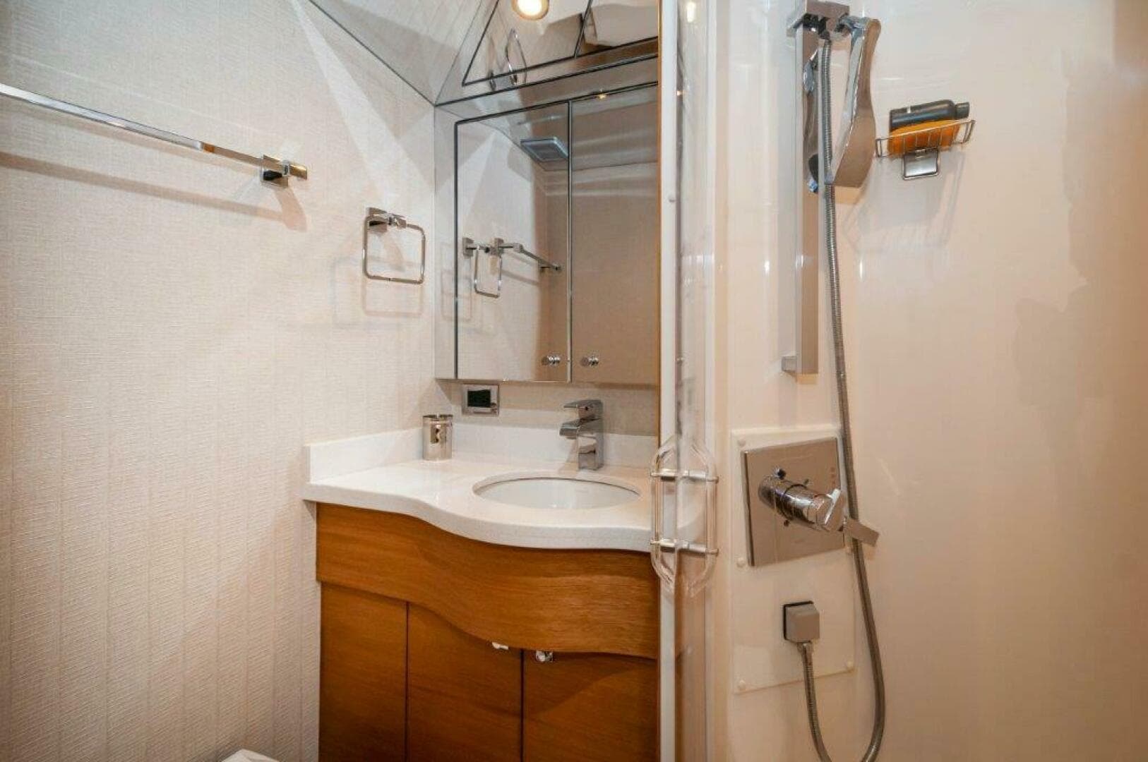 2016 Hatteras GT60  KNOT ON CALL  Guest Head