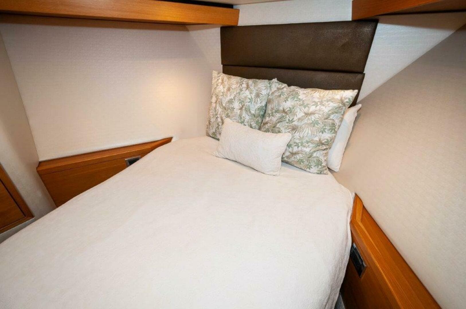 2016 Hatteras GT60  KNOT ON CALL  VIP SR