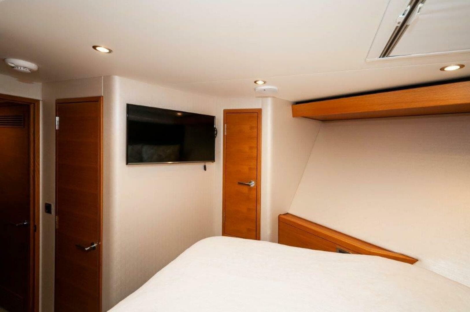 2016 Hatteras GT60  KNOT ON CALL  VIP SR 3