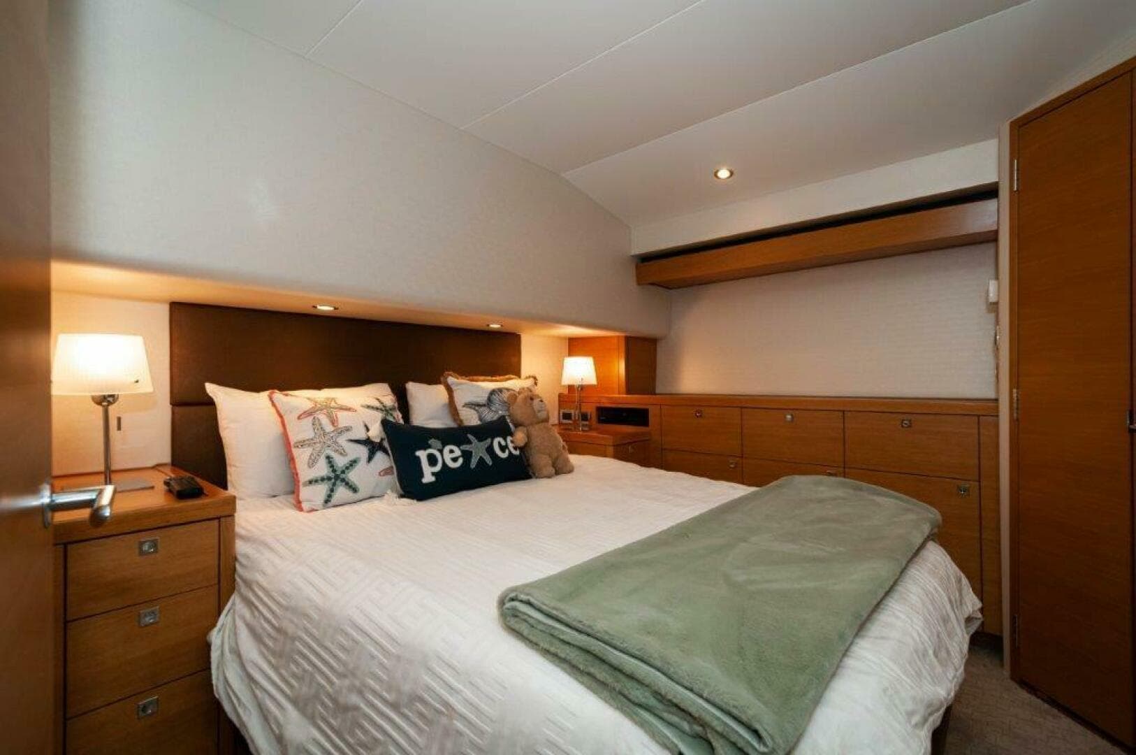 2016 Hatteras GT60  KNOT ON CALL  Master SR 4