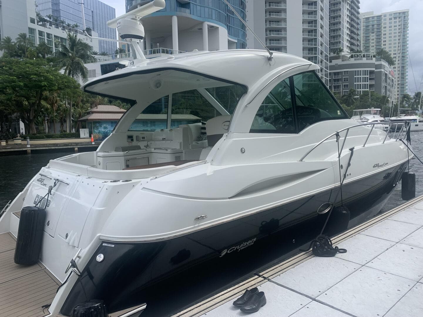 2011 Cruisers Yachts 420 Sports Coupe
