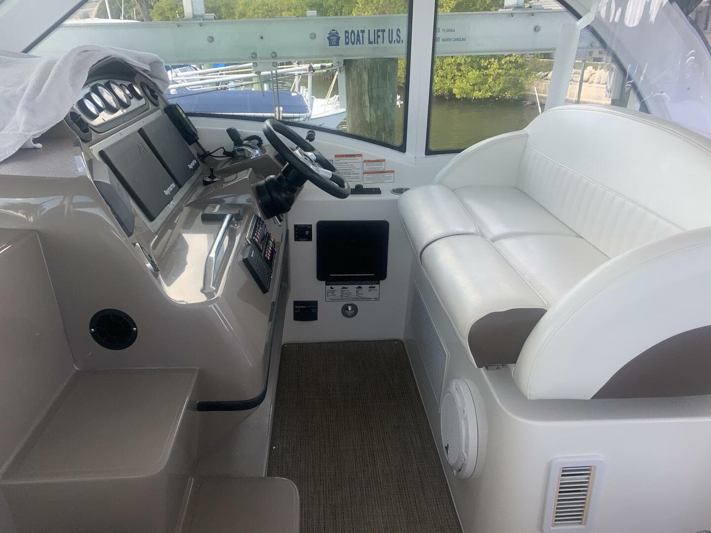 2011 Cruisers Yachts 420 Sports Coupe