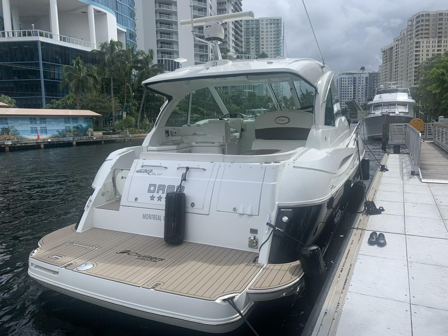 2011 Cruisers Yachts 420 Sports Coupe