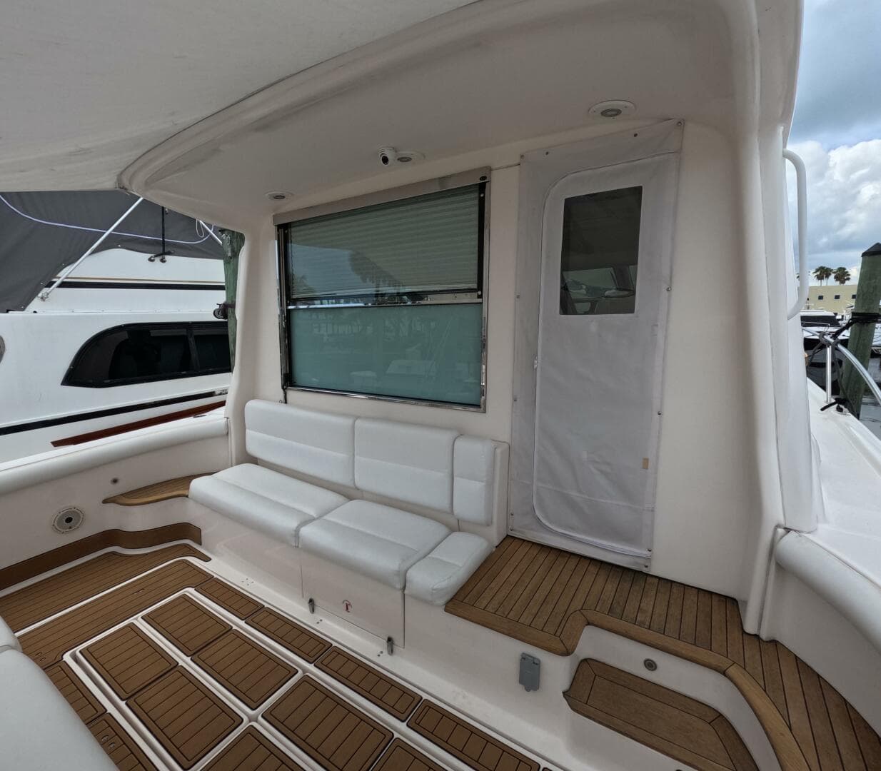 2004 Tiara Sport 5200 Sovran Salon