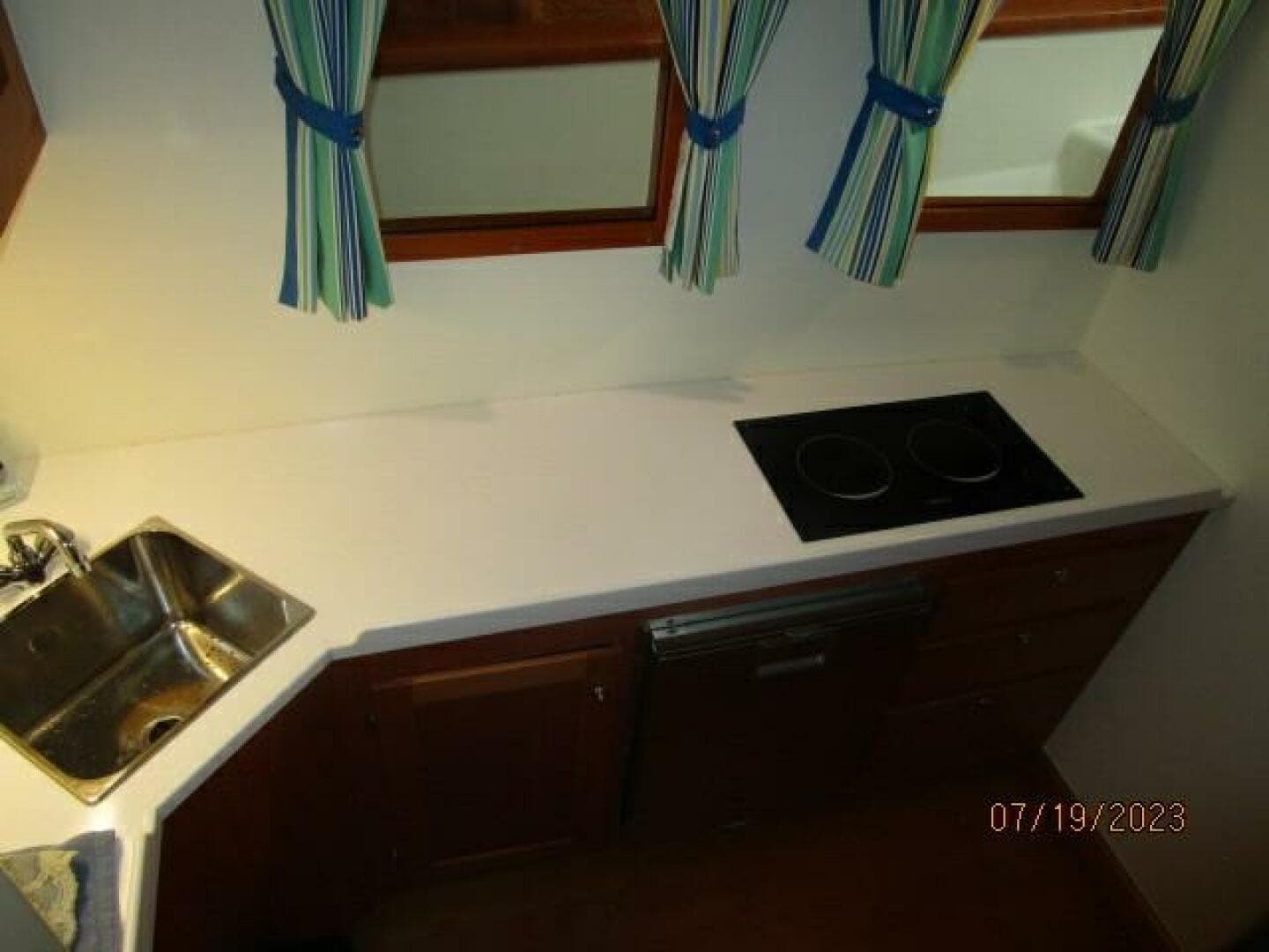 43' Flowers galley2