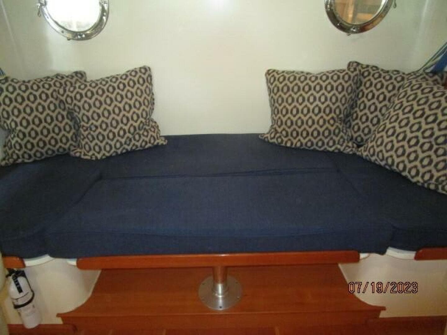 43' Flowers pilothouse seating2