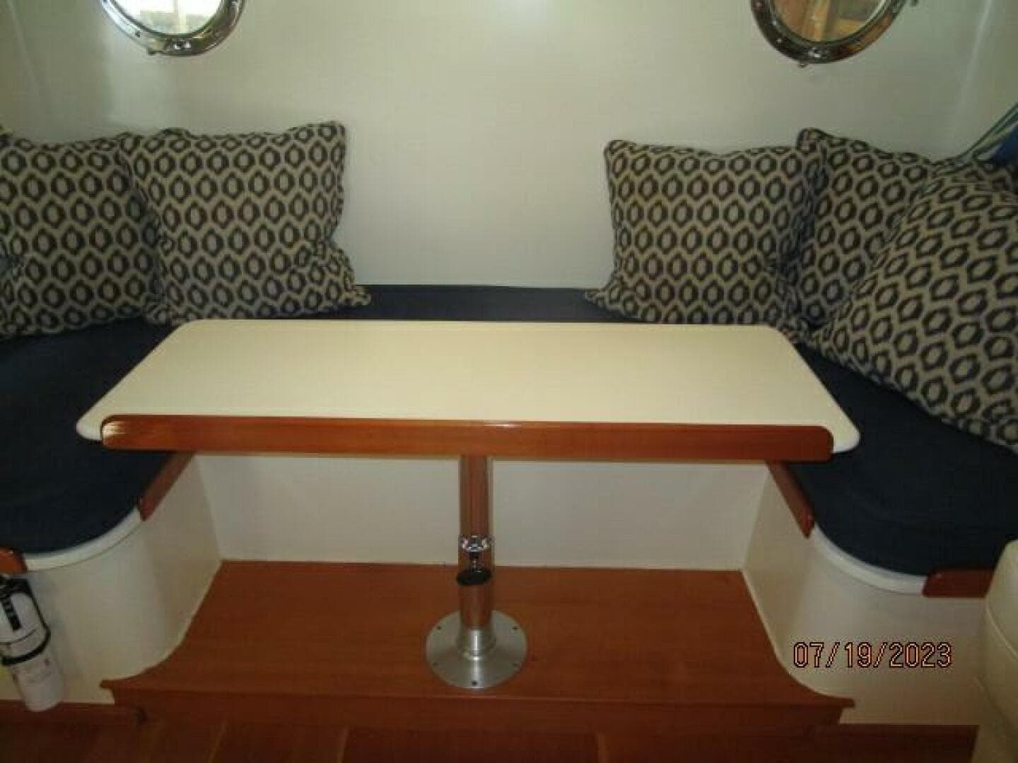 43' Flowers pilothouse seating1