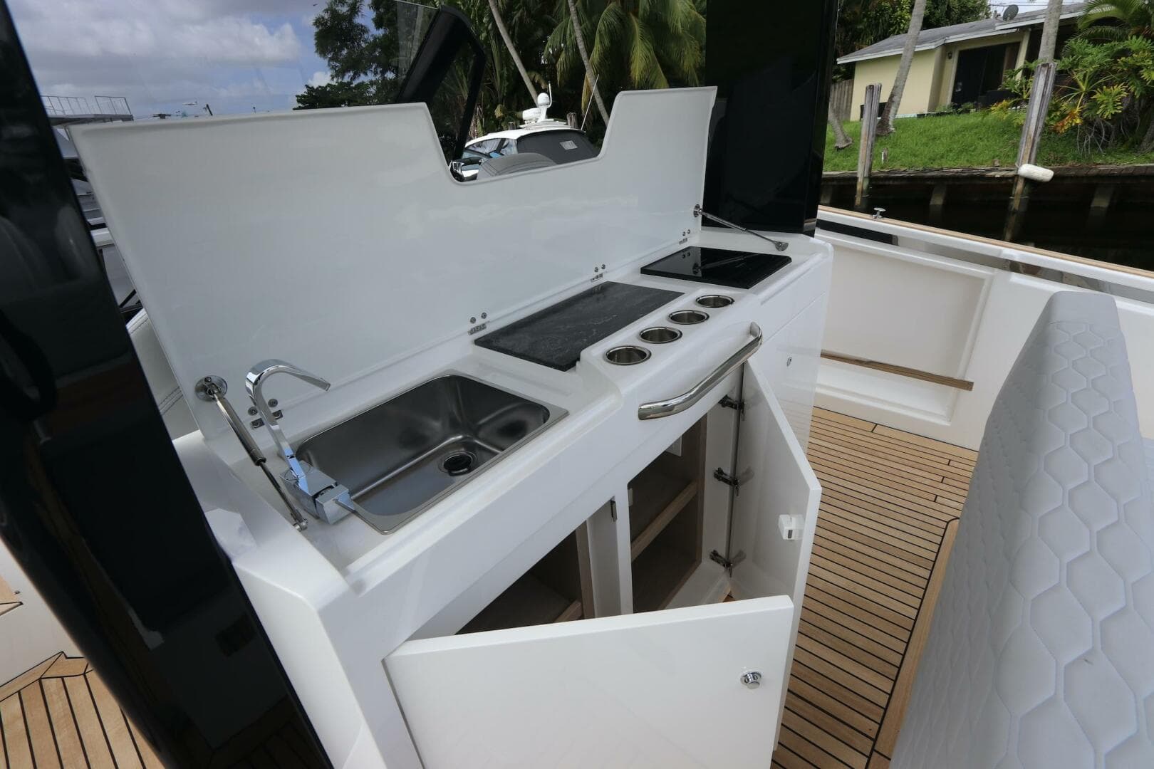 2024 Astondoa 377 Coupe Outboard