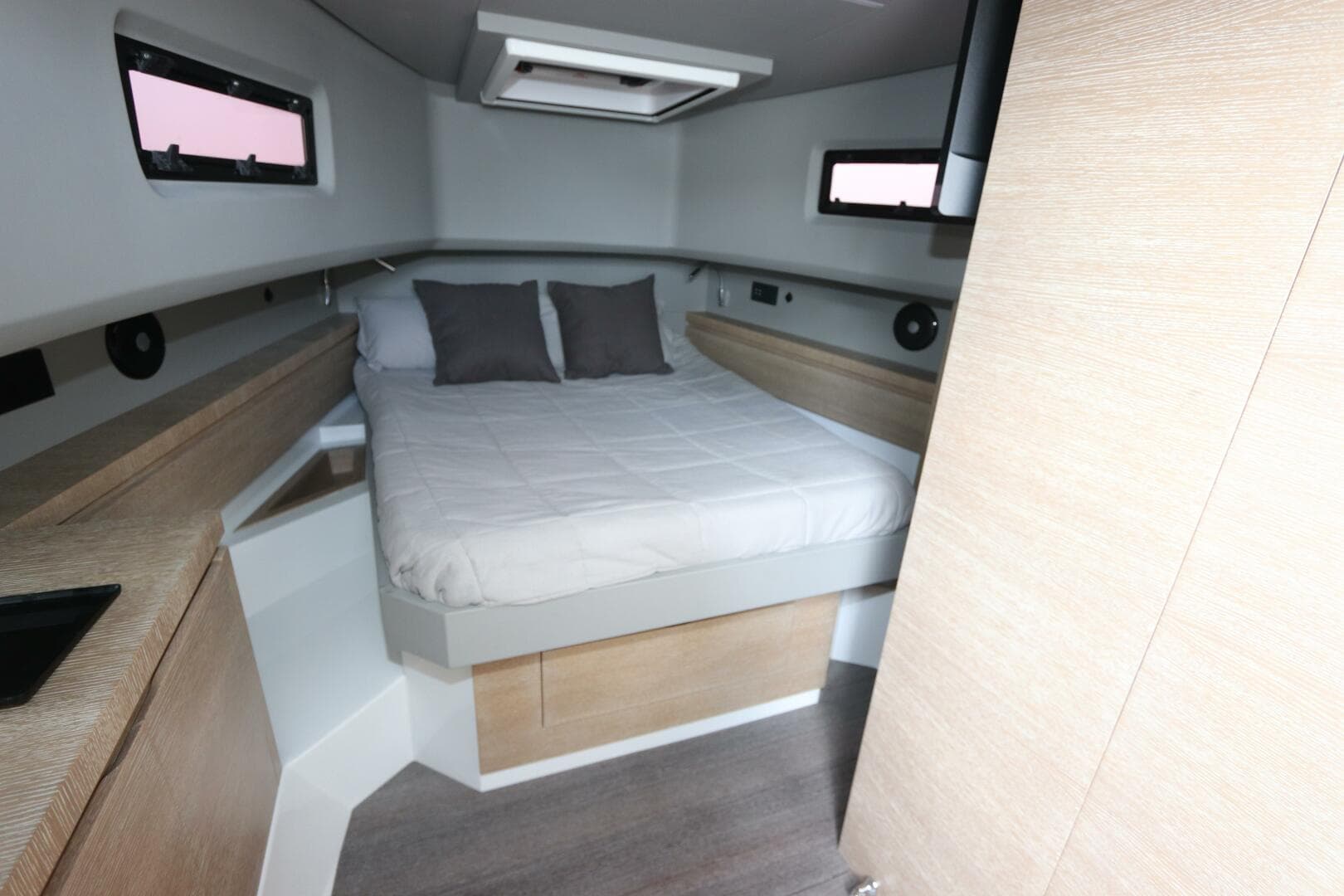 2024 Astondoa 377 Coupe Outboard