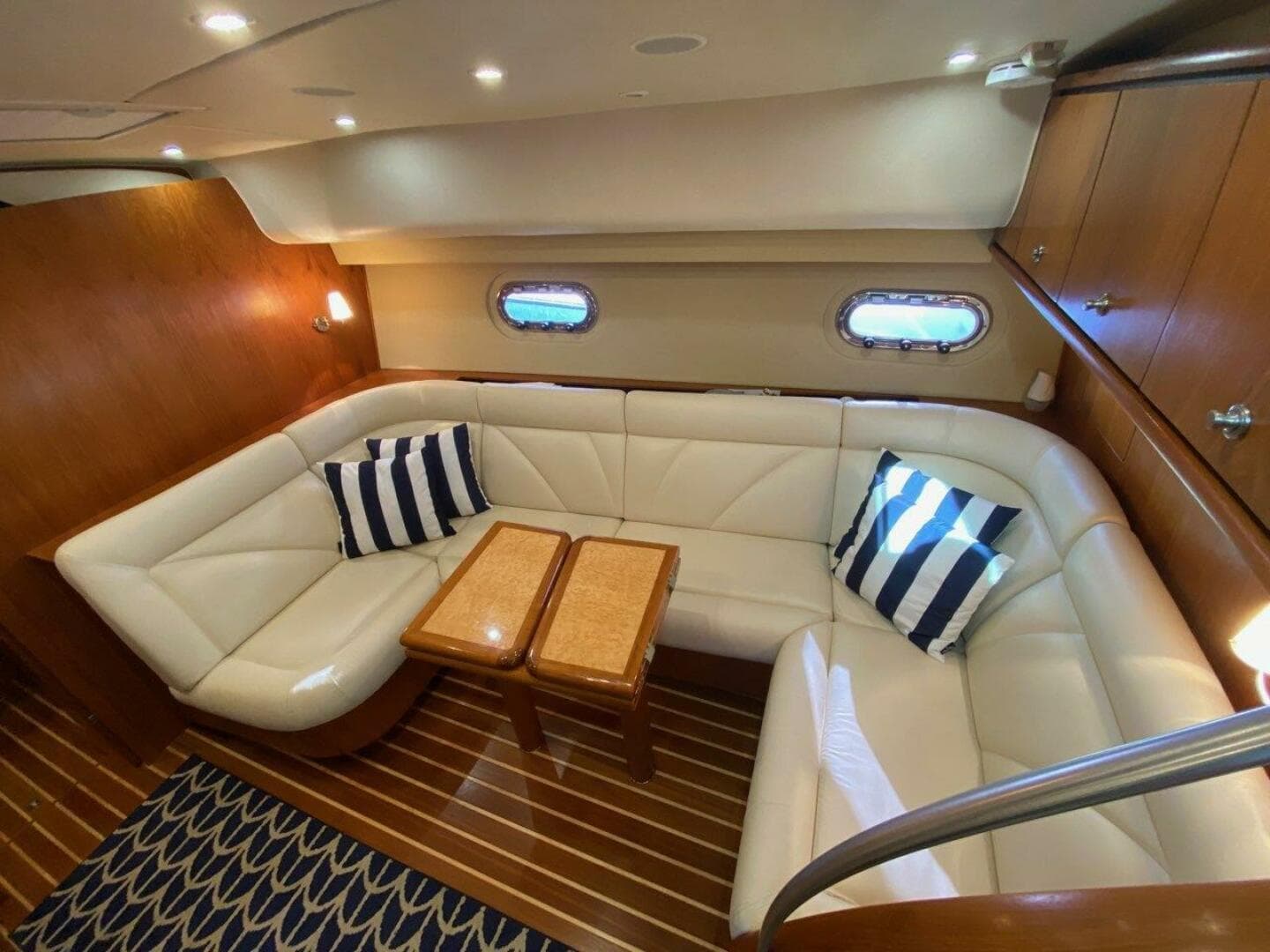 2009 Tiara Yachts 4300 Sovran